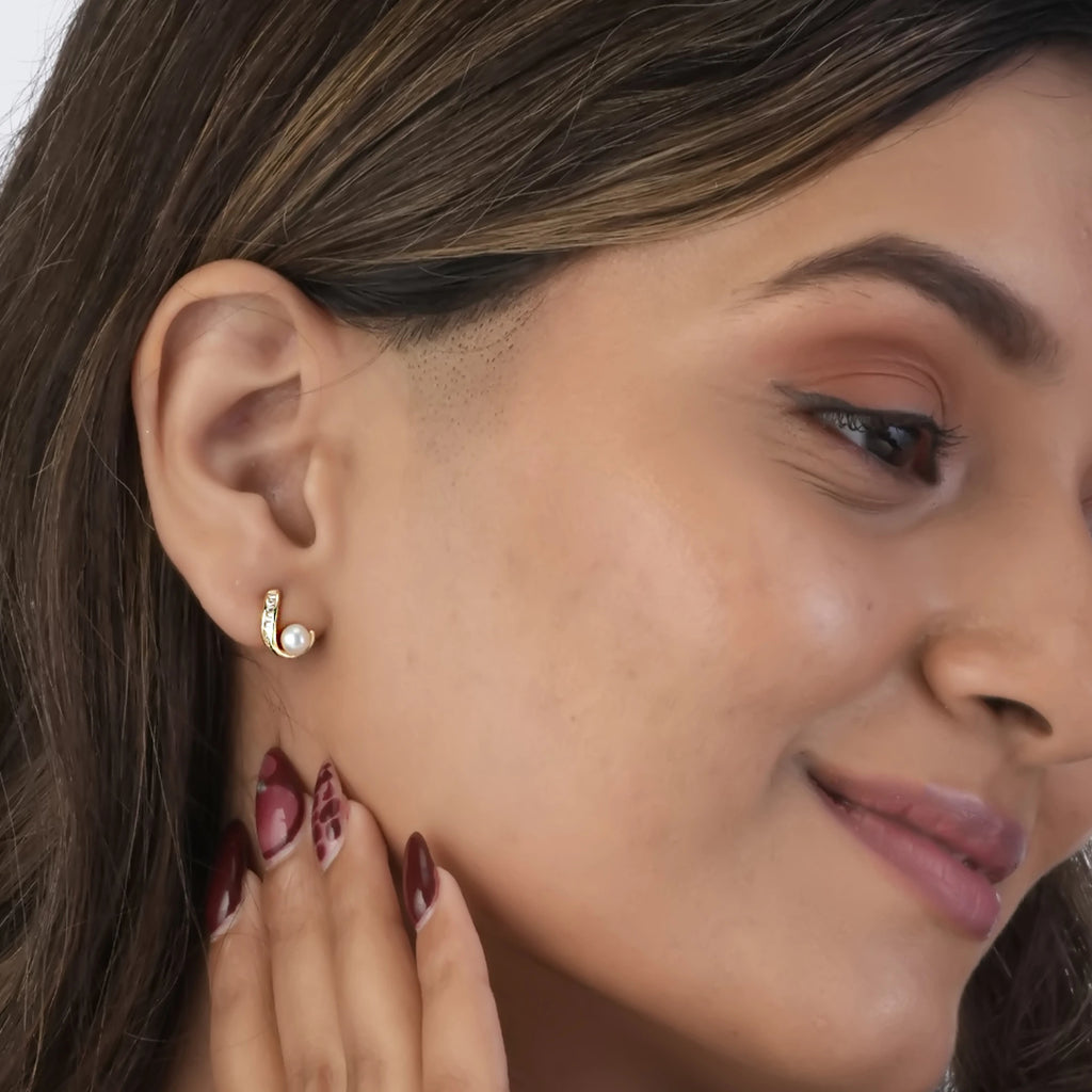 Classic Pearl Curve Stud Earring