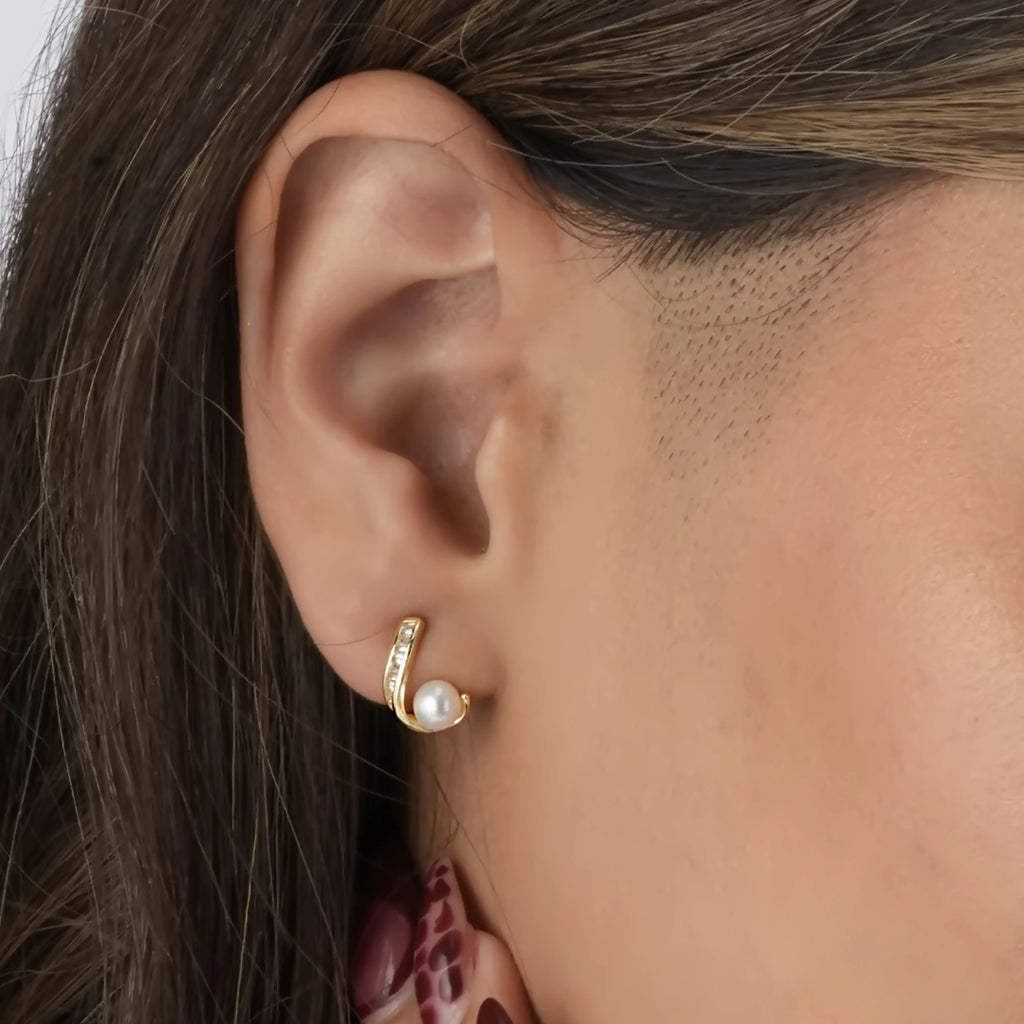 Classic Pearl Curve Stud Earring