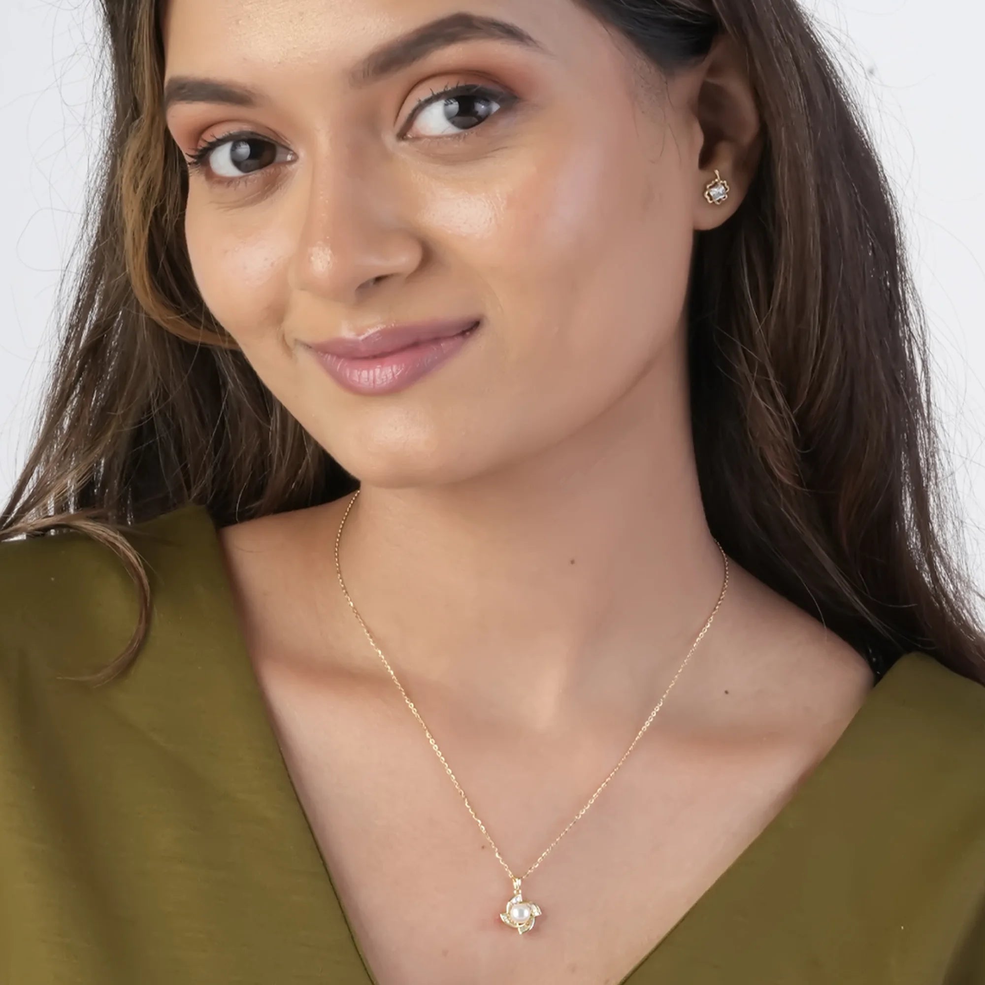 Pearl Bloom Pendant Necklace