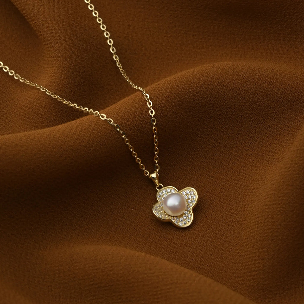 Pearl Clover Pendant Necklace