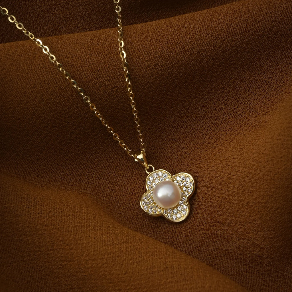 Pearl Clover Pendant Necklace