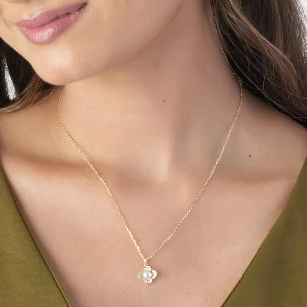 Pearl Clover Pendant Necklace