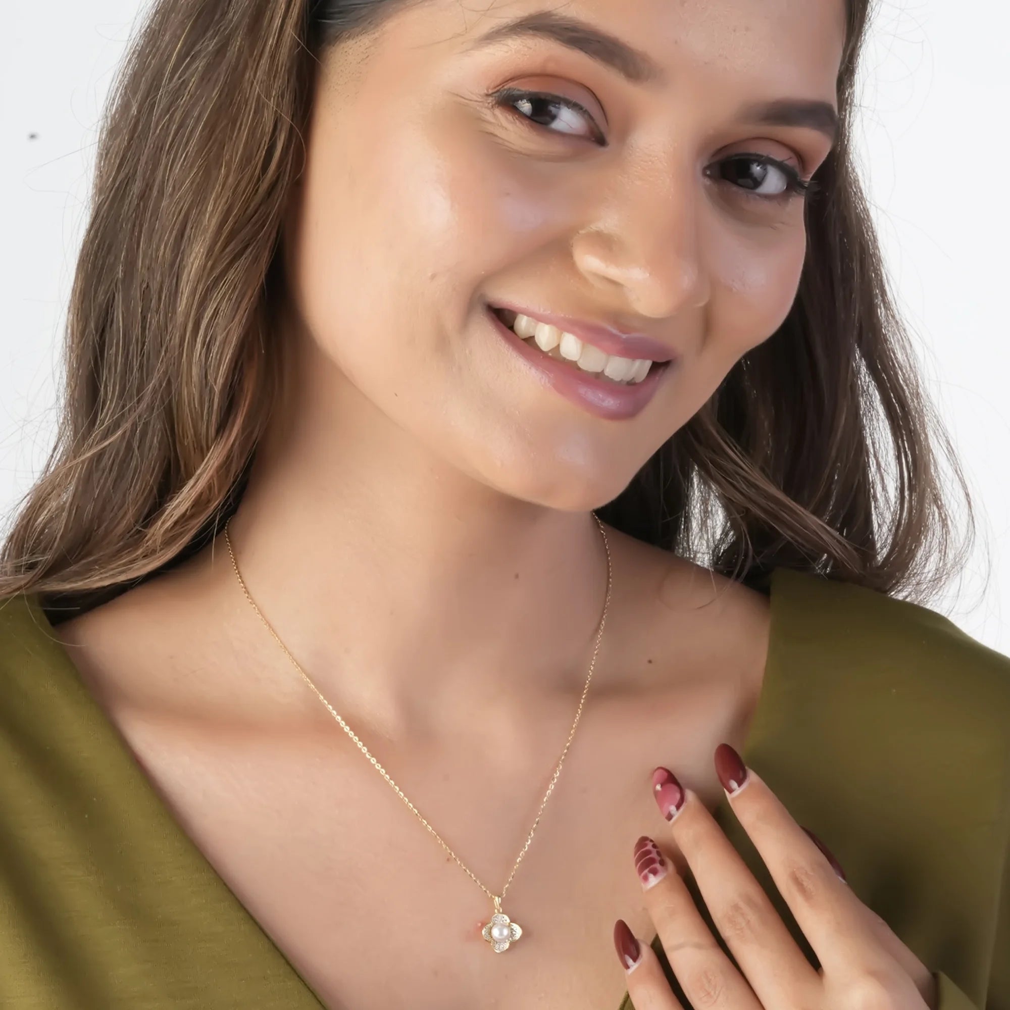 Pearl Clover Pendant Necklace