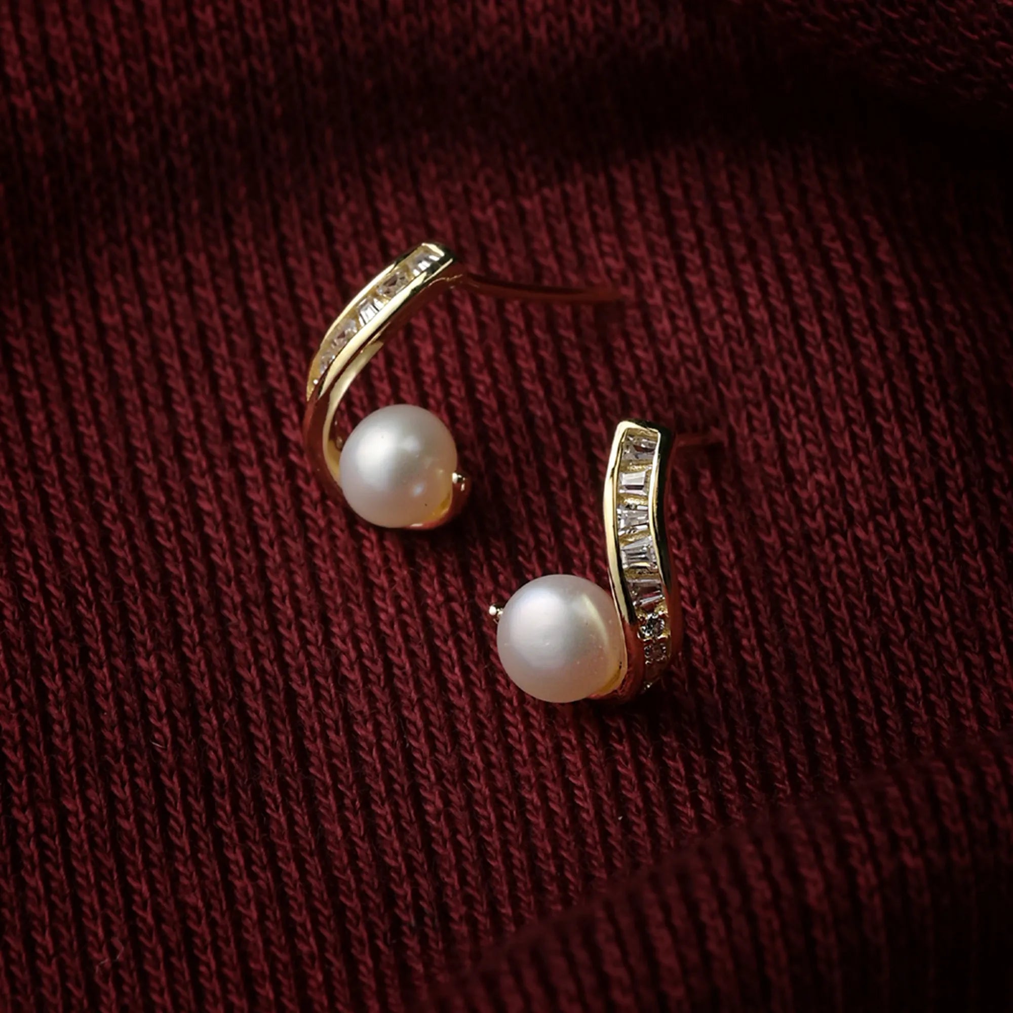 Classic Pearl Curve Stud Earring