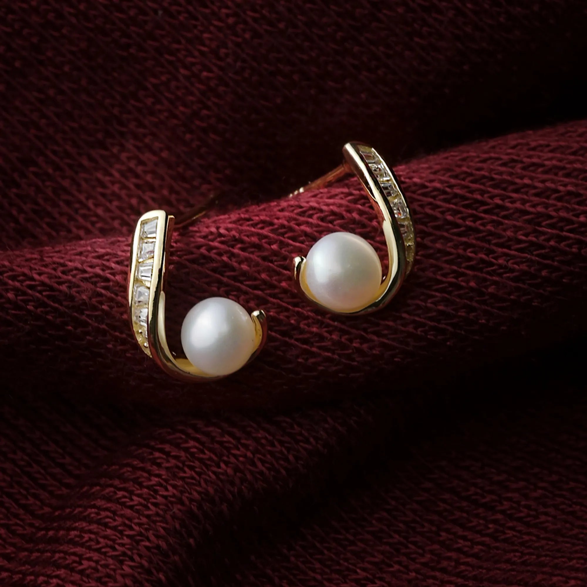 Classic Pearl Curve Stud Earring