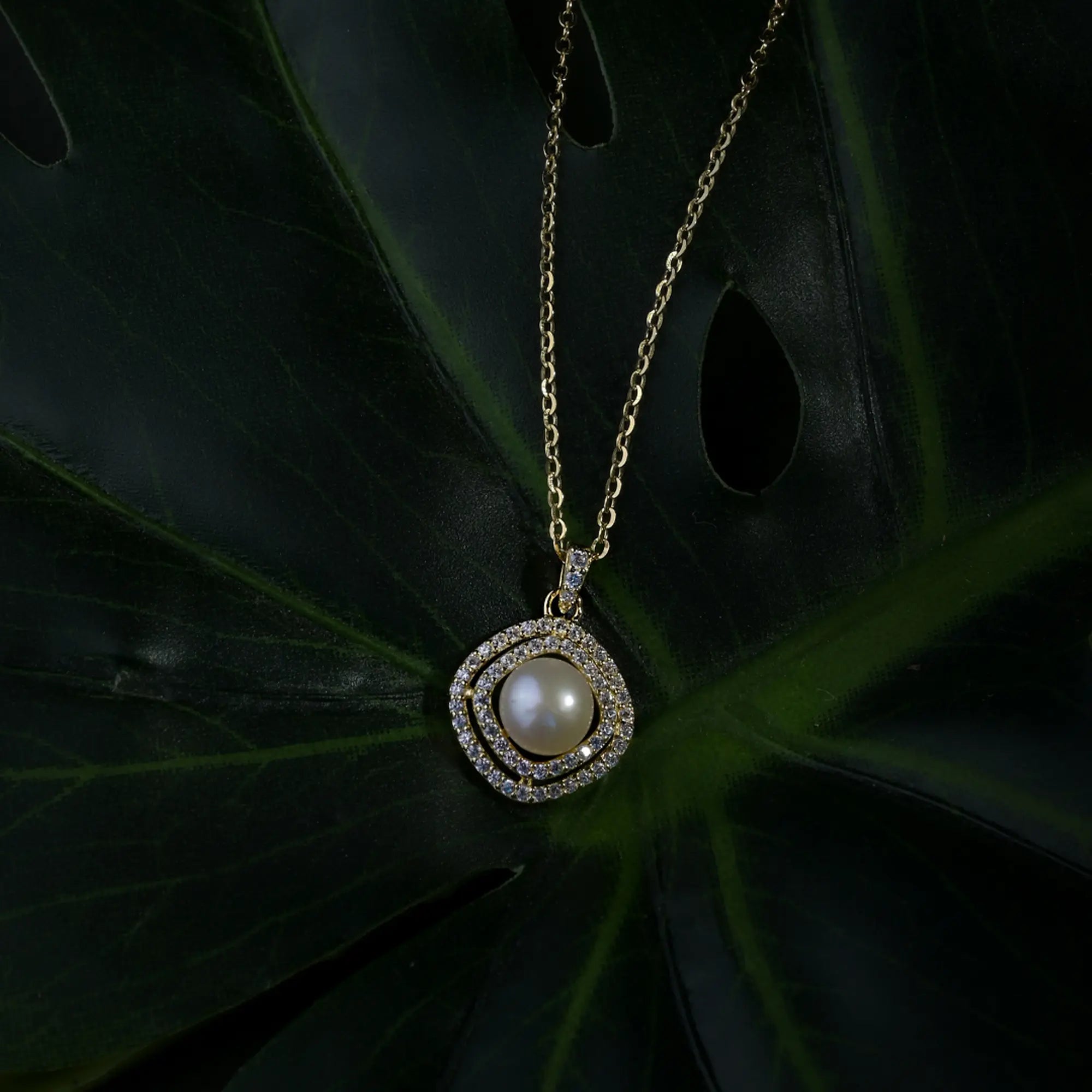 Golden Halo Pearl Pendant Necklace