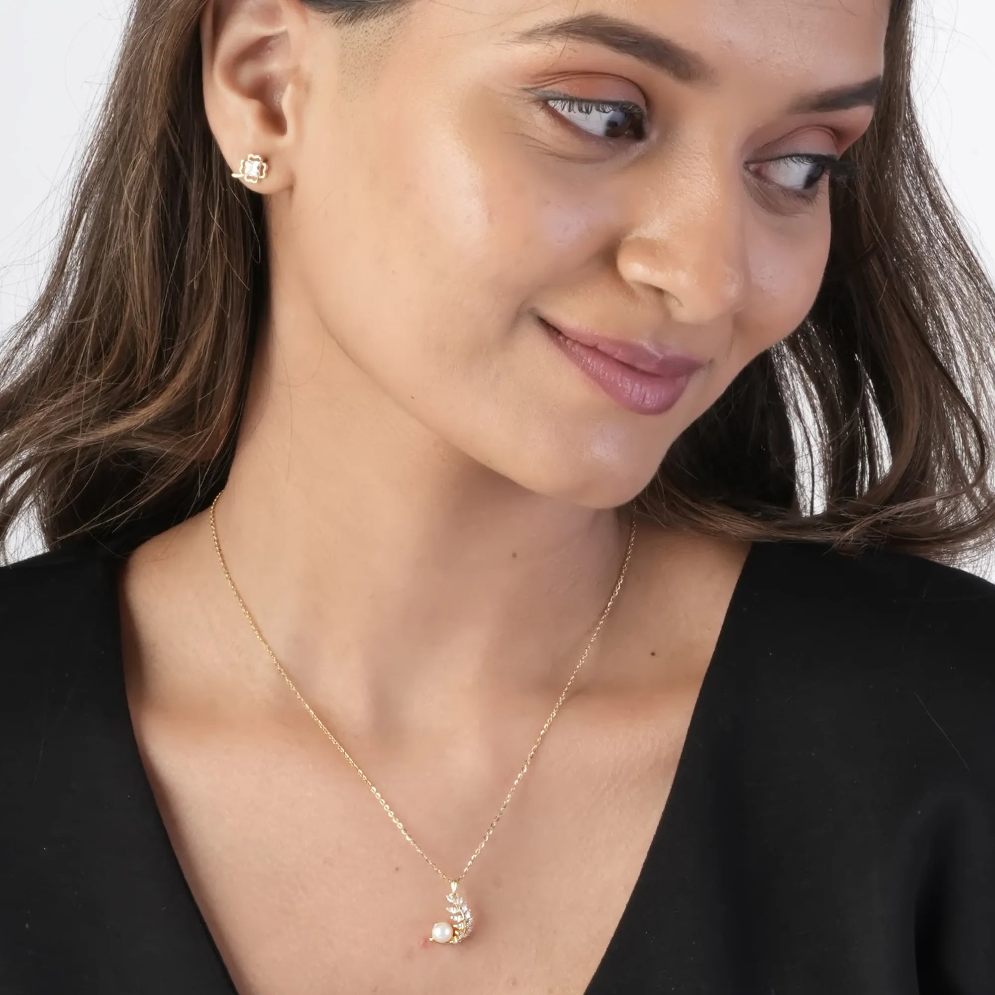 Pearl Laurel Pendant Necklace