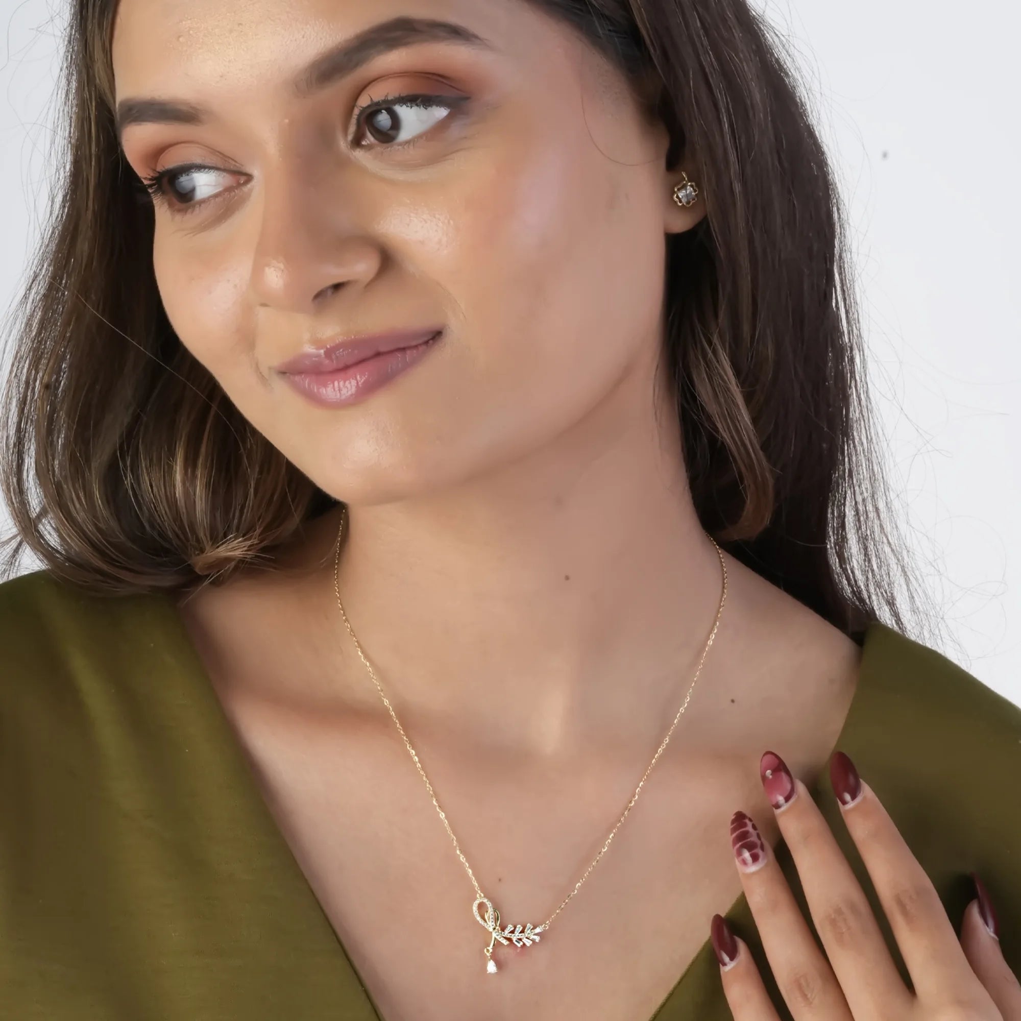 Dainty Leaf Knot Pendant Necklace